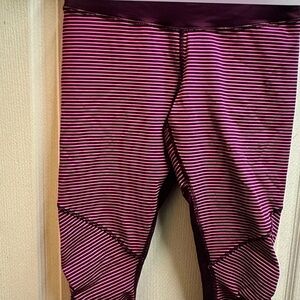 Lululemon women’s Striped Purple Leggings size 8/ NWOT 989